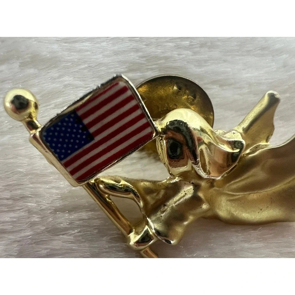 GiGi pin brooch